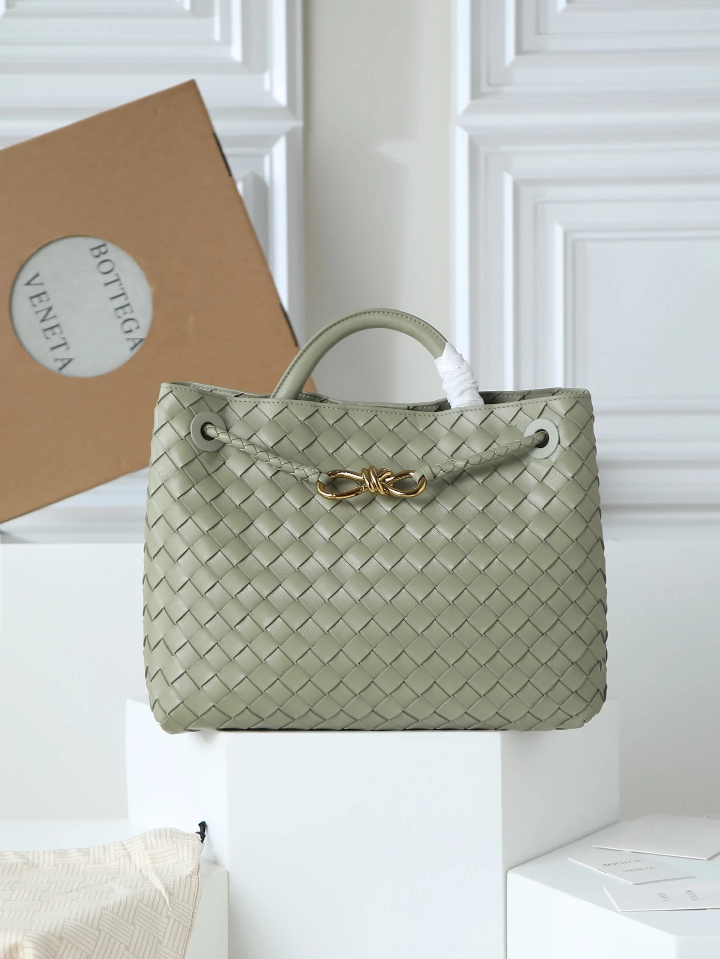 原单BV女包|高仿BV女包|精仿BV女包|一比一BV女包<p> Andiamo真的实火Bottega Veneta 本季推出的新款Andiamo编织手袋真的是火遍全球  海内外明星纷纷上身 奥斯卡影后杨紫琼都带它出街 宋佳 崔雅拉 俞飞鸿 三吉彩花 Rosie Hunting-Whiteley  吉冈里帆等等都pi过这款的包包 经典百搭很显气质 而且包包容量也很大 日常通勤非常方便  多种背法 肩带可自己调节 原厂小羊皮手感柔软细腻 中性风格的打造 打破性别界限 带来更实用 更持久的使用体验</p><p>兼具优雅与休闲风格的Andiamo完美诠释 时尚老钱风 </p><p>的本貌</p><p> 款号 766016</p><p> 尺寸 32*24*12</p>