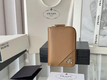 <p>Prada 十字纹男女通用卡夹拉链包</p><p>型号 2MM358 尺寸 10*8cm 原单品质 </p><p>颜色详细如图所示  独家实拍 可放包里 也可以手拿 </p><p>小巧可爱型皮具 十字纹牛皮制作</p><p>经典实用的拉链设计 内里为褶裥式卡位 方便分类收纳 夏天单独搭配手机出门或者放在小包里再合适不过 您的最佳品味之选 </p>