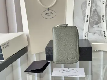 <p>Prada 十字纹男女通用卡夹拉链包</p><p>型号 2MM358 尺寸 10*8cm 原单品质 </p><p>颜色详细如图所示  独家实拍 可放包里 也可以手拿 </p><p>小巧可爱型皮具 十字纹牛皮制作</p><p>经典实用的拉链设计 内里为褶裥式卡位 方便分类收纳 夏天单独搭配手机出门或者放在小包里再合适不过 您的最佳品味之选 </p>