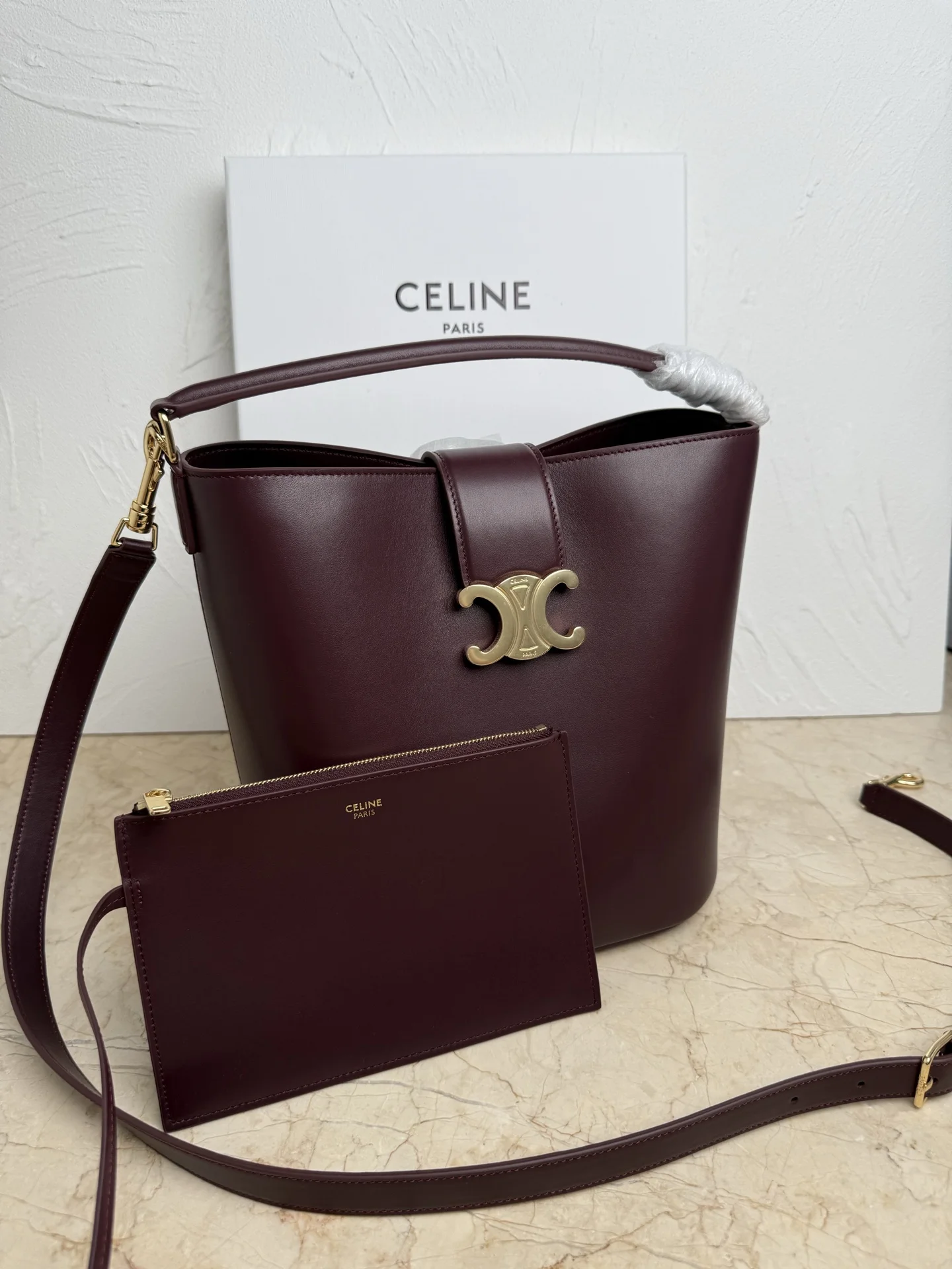 原单赛琳女包|高仿赛琳女包|精仿赛琳女包|一比一赛琳女包<p>CELINE LOUISE大号 牛皮革手袋</p><p>24s新款Louise水桶包   </p><p>之前种草16水桶包的宝子们看过来</p><p>今年这款Louise的锁扣加入了凯旋门元素 </p><p>增强了这款水桶包的辨识度更加时尚精致 </p><p>可满足手拎/斜挎/肩背三种需求 容量非常可观 </p><p>日常通勤 出差 办公完全无压力</p><p>喜欢的宝子放心冲 </p><p>牛皮革 羊皮革衬里 金色饰面 手提 肩背和斜挎 皮革翻盖 配TRIOMPHE磁扣 1个内侧可拆卸拉链口袋 可拆卸和可调节肩带 最小长度50cm 最大长度57cm</p><p>尺寸 28 X 24 X 16厘米</p><p>编号 116613FX9.38NO</p>