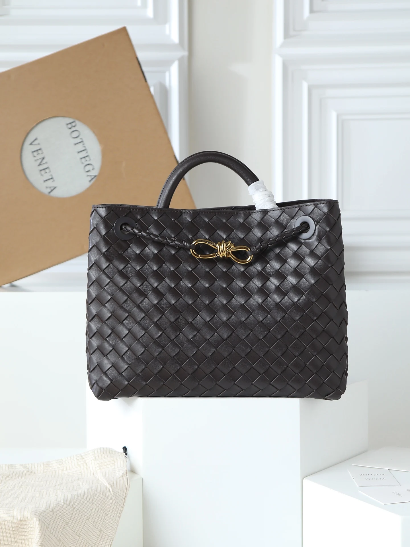 原单BV女包|高仿BV女包|精仿BV女包|一比一BV女包<p> Andiamo真的实火Bottega Veneta 本季推出的新款Andiamo编织手袋真的是火遍全球  海内外明星纷纷上身 奥斯卡影后杨紫琼都带它出街 宋佳 崔雅拉 俞飞鸿 三吉彩花 Rosie Hunting-Whiteley  吉冈里帆等等都pi过这款的包包 经典百搭很显气质 而且包包容量也很大 日常通勤非常方便  多种背法 肩带可自己调节 原厂小羊皮手感柔软细腻 中性风格的打造 打破性别界限 带来更实用 更持久的使用体验</p><p>兼具优雅与休闲风格的Andiamo完美诠释 时尚老钱风 </p><p>的本貌</p><p> 款号 766016</p><p> 尺寸 32*24*12</p>