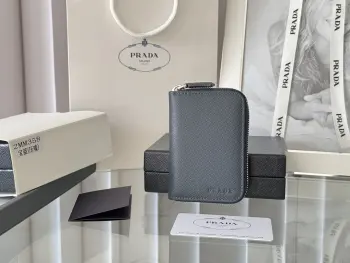 <p>Prada 十字纹男女通用卡夹拉链包</p><p>型号 2MM358 尺寸 10*8cm 原单品质 </p><p>颜色详细如图所示  独家实拍 可放包里 也可以手拿 </p><p>小巧可爱型皮具 十字纹牛皮制作</p><p>经典实用的拉链设计 内里为褶裥式卡位 方便分类收纳 夏天单独搭配手机出门或者放在小包里再合适不过 您的最佳品味之选 </p>