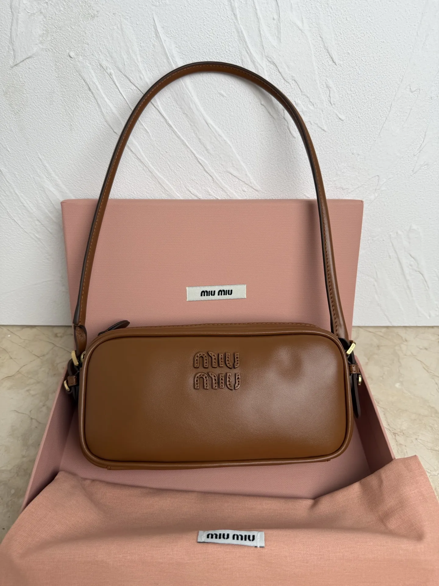 <p>新款 MIUMIU</p><p>5NE024:Miu M新品限量款麻将包 采用高品质进口小牛皮 双拼色更显复古时髦 风格简约时尚 为日常衣橱增添百搭之选 以挺括皮革设计体现品牌的年轻叛逆精神 可调节可拆卸皮革肩带 正面标志性皮革雕刻徽标 棉质缎面衬里 性价比超高</p><p>尺寸 20X10X4cm</p>