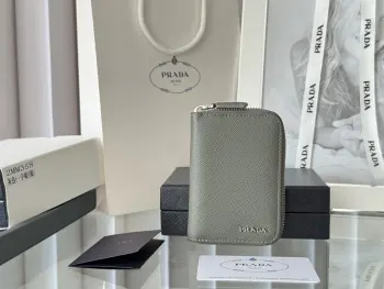 <p>Prada 十字纹男女通用卡夹拉链包</p><p>型号 2MM358 尺寸 10*8cm 原单品质 </p><p>颜色详细如图所示  独家实拍 可放包里 也可以手拿 </p><p>小巧可爱型皮具 十字纹牛皮制作</p><p>经典实用的拉链设计 内里为褶裥式卡位 方便分类收纳 夏天单独搭配手机出门或者放在小包里再合适不过 您的最佳品味之选 </p>