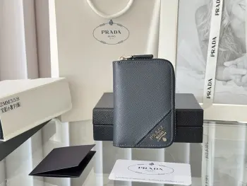 <p>Prada 十字纹男女通用卡夹拉链包</p><p>型号 2MM358 尺寸 10*8cm 原单品质 </p><p>颜色详细如图所示  独家实拍 可放包里 也可以手拿 </p><p>小巧可爱型皮具 十字纹牛皮制作</p><p>经典实用的拉链设计 内里为褶裥式卡位 方便分类收纳 夏天单独搭配手机出门或者放在小包里再合适不过 您的最佳品味之选 </p>