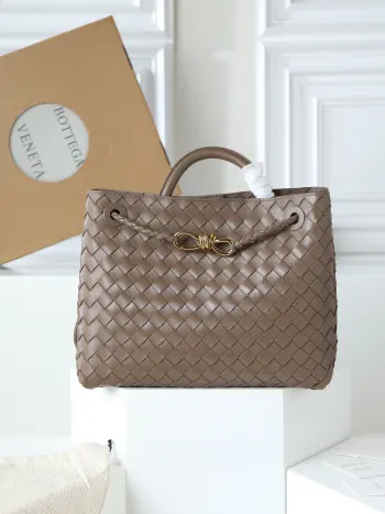 <p></p><p>BOTTEGA VENETA 2025新品女士Dustbag Notte手拿包 一经上市就很受欢迎的Dustbag出了链条款  手拿式背法让人回忆起经典包型Pouch  轻盈优雅 保留的抽绳设计可以让作为去使用 链条较长一些 很适合喜欢解放双手斜挎背的姐妹们 不论是哪种背法 都可以依据场合和当日的心情更换背法可以让整体穿搭更添时尚感  在包身上也做了加宽 正逢梅雨季节 天气炎热 内可以轻松容纳小型雨伞和水杯 内里是尼龙材质 背起来轻巧舒适 非常适合夏季使用</p><p>款号 839394</p><p>尺寸 33*19*8cm</p>