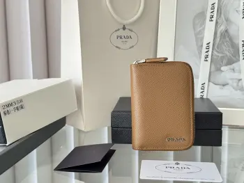 <p>Prada 十字纹男女通用卡夹拉链包</p><p>型号 2MM358 尺寸 10*8cm 原单品质 </p><p>颜色详细如图所示  独家实拍 可放包里 也可以手拿 </p><p>小巧可爱型皮具 十字纹牛皮制作</p><p>经典实用的拉链设计 内里为褶裥式卡位 方便分类收纳 夏天单独搭配手机出门或者放在小包里再合适不过 您的最佳品味之选 </p>