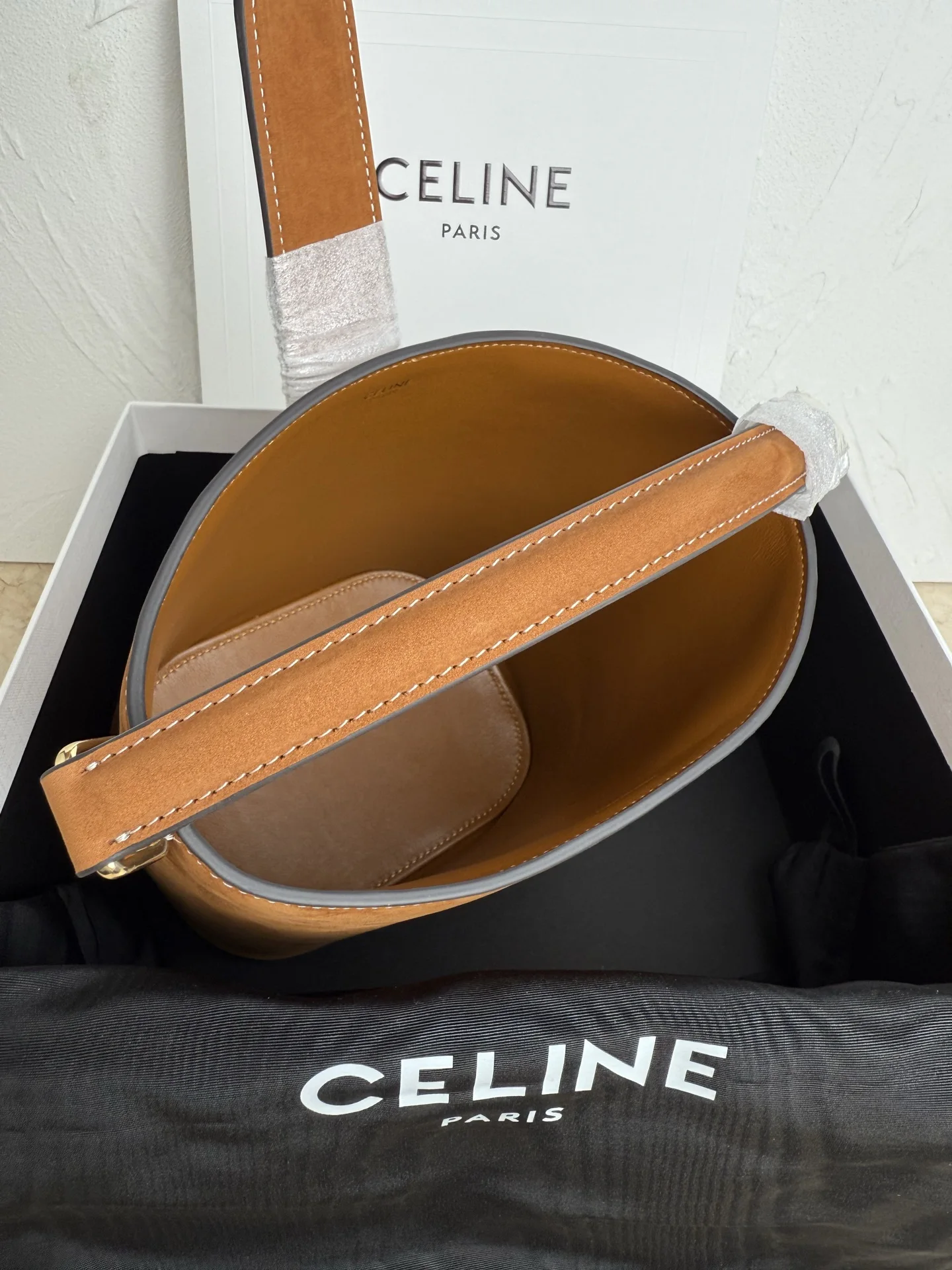 Celine 119173FX9.38NO LOUISE Small Smooth Cowhide Leather Handbag Crossbody Bag - Detail view 7
