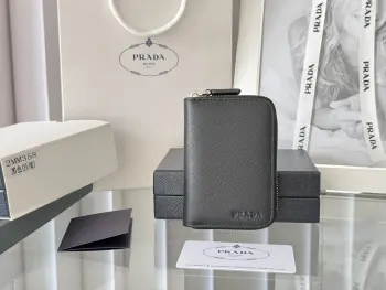 <p>Prada 十字纹男女通用卡夹拉链包</p><p>型号 2MM358 尺寸 10*8cm 原单品质 </p><p>颜色详细如图所示  独家实拍 可放包里 也可以手拿 </p><p>小巧可爱型皮具 十字纹牛皮制作</p><p>经典实用的拉链设计 内里为褶裥式卡位 方便分类收纳 夏天单独搭配手机出门或者放在小包里再合适不过 您的最佳品味之选 </p>