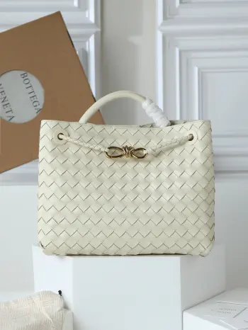 <p></p><p>BOTTEGA VENETA 2025新品女士Dustbag Notte手拿包 一经上市就很受欢迎的Dustbag出了链条款  手拿式背法让人回忆起经典包型Pouch  轻盈优雅 保留的抽绳设计可以让作为去使用 链条较长一些 很适合喜欢解放双手斜挎背的姐妹们 不论是哪种背法 都可以依据场合和当日的心情更换背法可以让整体穿搭更添时尚感  在包身上也做了加宽 正逢梅雨季节 天气炎热 内可以轻松容纳小型雨伞和水杯 内里是尼龙材质 背起来轻巧舒适 非常适合夏季使用</p><p>款号 839394</p><p>尺寸 33*19*8cm</p>