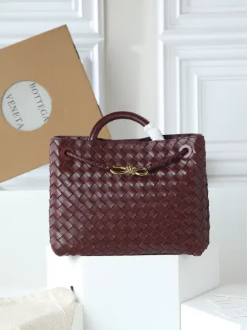 <p></p><p>BOTTEGA VENETA 2025新品女士Dustbag Notte手拿包 一经上市就很受欢迎的Dustbag出了链条款  手拿式背法让人回忆起经典包型Pouch  轻盈优雅 保留的抽绳设计可以让作为去使用 链条较长一些 很适合喜欢解放双手斜挎背的姐妹们 不论是哪种背法 都可以依据场合和当日的心情更换背法可以让整体穿搭更添时尚感  在包身上也做了加宽 正逢梅雨季节 天气炎热 内可以轻松容纳小型雨伞和水杯 内里是尼龙材质 背起来轻巧舒适 非常适合夏季使用</p><p>款号 839394</p><p>尺寸 33*19*8cm</p>