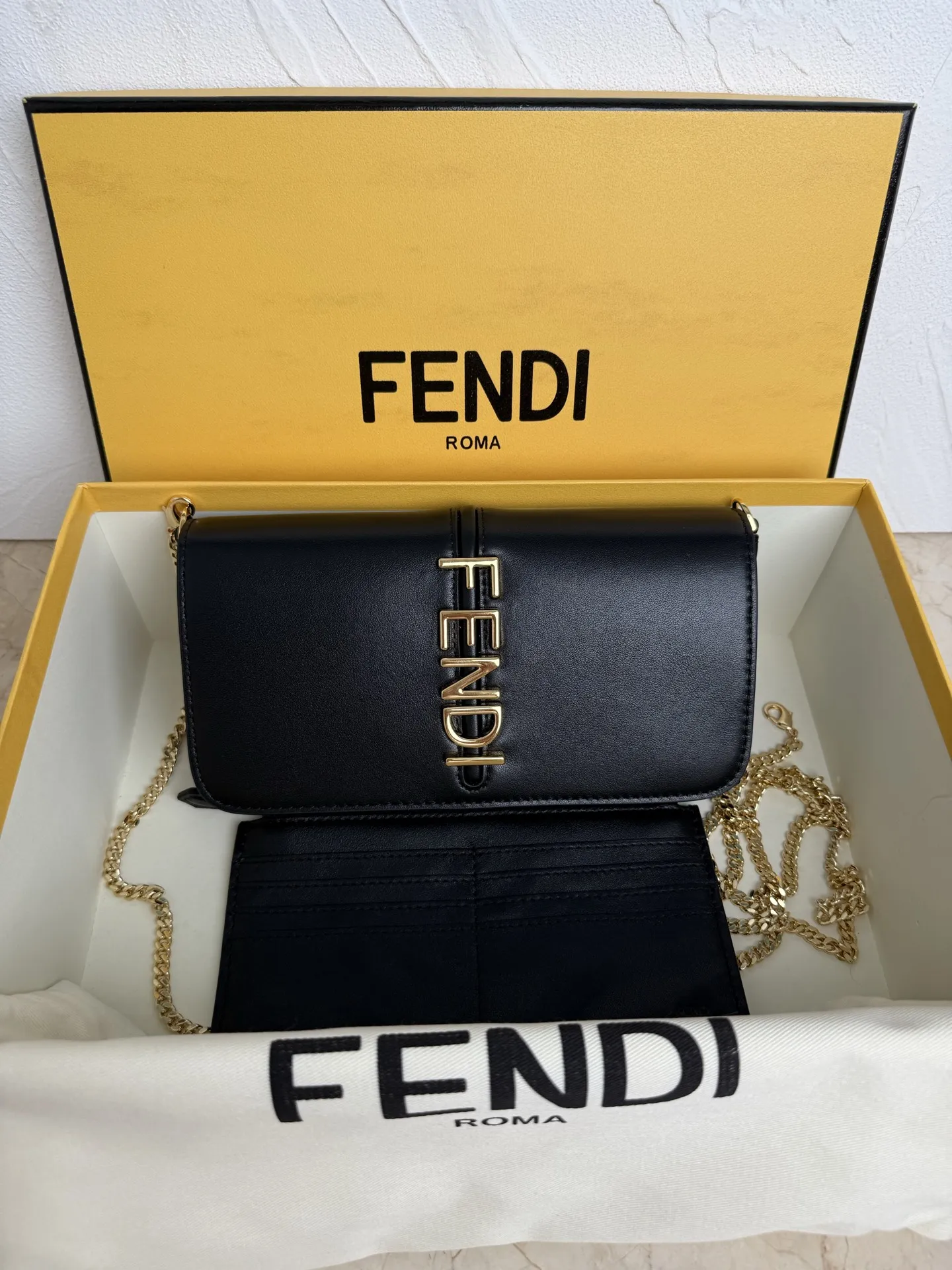 <p>新款黑色 版二合一链条包Fendi Graphy 经典老花配上金属logo 简单不失格调 可以斜挎也能手拿 内附小卡袋 完美!8813B59尺寸22x5x11cm</p>