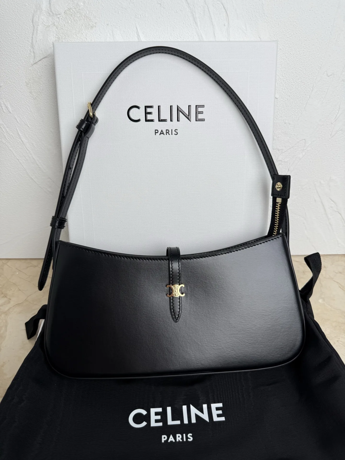 原单赛琳女包|高仿赛琳女包|精仿赛琳女包|一比一赛琳女包<p> CELINE<</p><p>TINA肩背包 黑色</p><p>9.8 X 4.5 X1英寸(25 X 11.5X2.5厘米)牛皮革</p><p>羊皮革衬里金色饰面肩背和手提拉链开合皮革翻盖1个主隔层</p><p>1个内侧扁平口袋</p><p>可调节肩带 最小长度10.63英寸(27厘米) 最大长度8.66英寸(22厘米)</p><p>编号:123053</p>