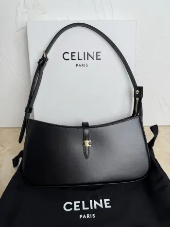 <p> CELINE<</p><p>TINA肩背包 黑色</p><p>9.8 X 4.5 X1英寸(25 X 11.5X2.5厘米)牛皮革</p><p>羊皮革衬里金色饰面肩背和手提拉链开合皮革翻盖1个主隔层</p><p>1个内侧扁平口袋</p><p>可调节肩带 最小长度10.63英寸(27厘米) 最大长度8.66英寸(22厘米)</p><p>编号:123053</p>