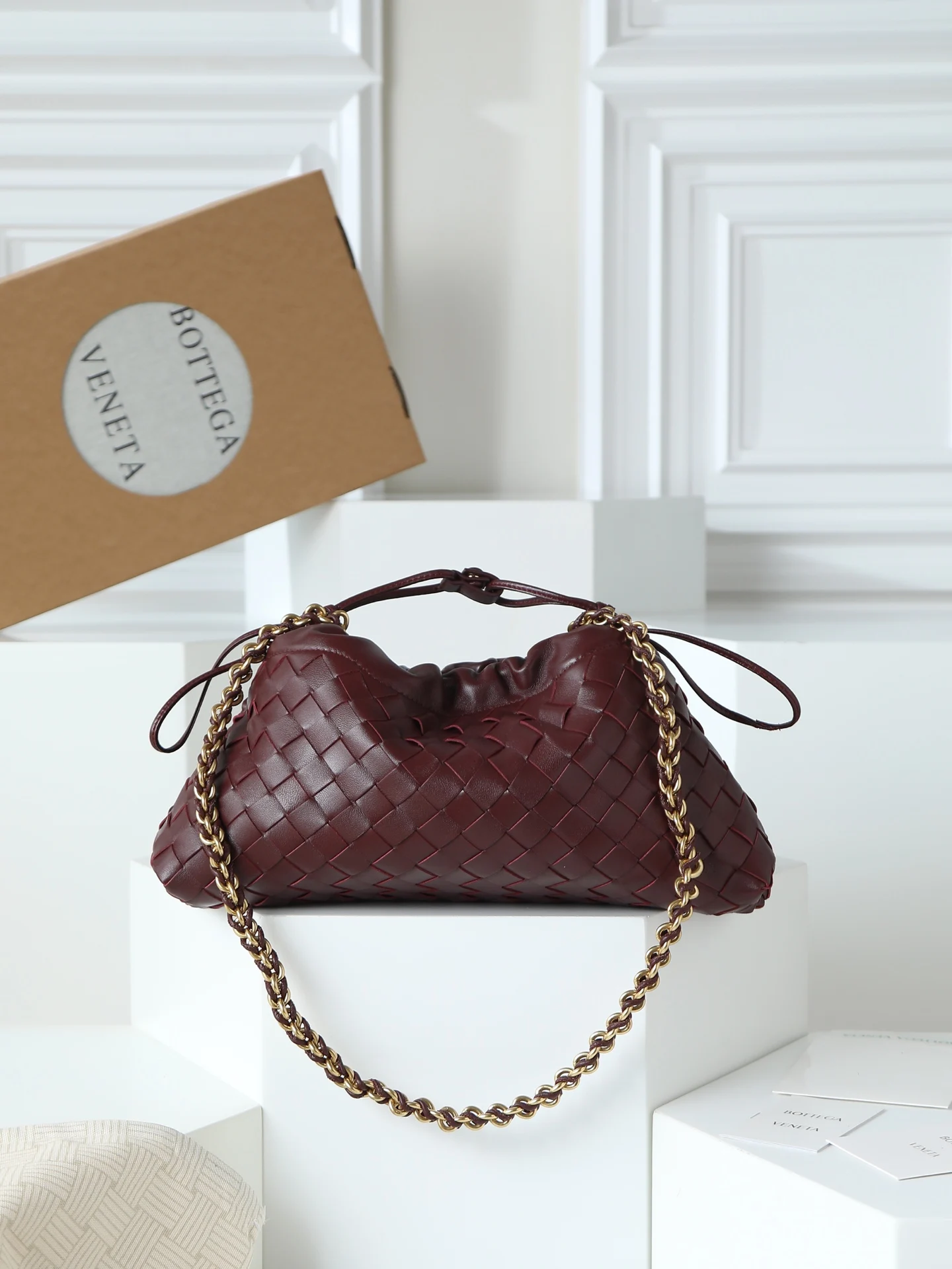 原单BV女包|高仿BV女包|精仿BV女包|一比一BV女包<p></p><p>BOTTEGA VENETA 2025新品女士Dustbag Notte手拿包 一经上市就很受欢迎的Dustbag出了链条款  手拿式背法让人回忆起经典包型Pouch  轻盈优雅 保留的抽绳设计可以让作为去使用 链条较长一些 很适合喜欢解放双手斜挎背的姐妹们 不论是哪种背法 都可以依据场合和当日的心情更换背法可以让整体穿搭更添时尚感  在包身上也做了加宽 正逢梅雨季节 天气炎热 内可以轻松容纳小型雨伞和水杯 内里是尼龙材质 背起来轻巧舒适 非常适合夏季使用</p><p>款号 839394</p><p>尺寸 33*19*8cm</p>