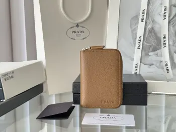 <p>Prada 十字纹男女通用卡夹拉链包</p><p>型号 2MM358 尺寸 10*8cm 原单品质 </p><p>颜色详细如图所示  独家实拍 可放包里 也可以手拿 </p><p>小巧可爱型皮具 十字纹牛皮制作</p><p>经典实用的拉链设计 内里为褶裥式卡位 方便分类收纳 夏天单独搭配手机出门或者放在小包里再合适不过 您的最佳品味之选 </p>