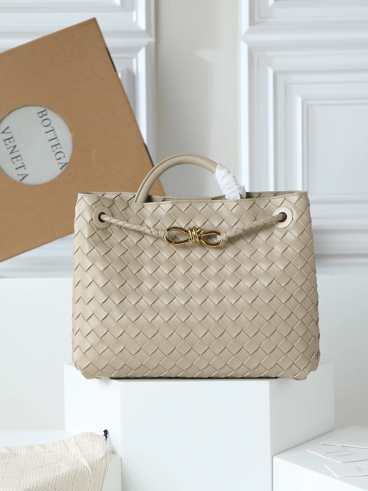 原单BV女包|高仿BV女包|精仿BV女包|一比一BV女包<p> Andiamo真的实火Bottega Veneta 本季推出的新款Andiamo编织手袋真的是火遍全球  海内外明星纷纷上身 奥斯卡影后杨紫琼都带它出街 宋佳 崔雅拉 俞飞鸿 三吉彩花 Rosie Hunting-Whiteley  吉冈里帆等等都pi过这款的包包 经典百搭很显气质 而且包包容量也很大 日常通勤非常方便  多种背法 肩带可自己调节 原厂小羊皮手感柔软细腻 中性风格的打造 打破性别界限 带来更实用 更持久的使用体验</p><p>兼具优雅与休闲风格的Andiamo完美诠释 时尚老钱风 </p><p>的本貌</p><p> 款号 766016</p><p> 尺寸 32*24*12</p>