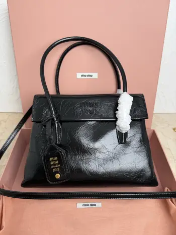 <p>5BA302 MiMisolitaire新款小牛皮手袋 灵感源自06年档案 结构化线条与精致的细节 经典与实验相结合的优雅风格 独特的皮革纹理 复古与时尚的冲击 塑造独一无二的经典 正面标志性logo徽标 可拆卸挂饰与皮革长肩带 隔层多容量大</p><p>尺寸 28X19.5X11  80100</p>