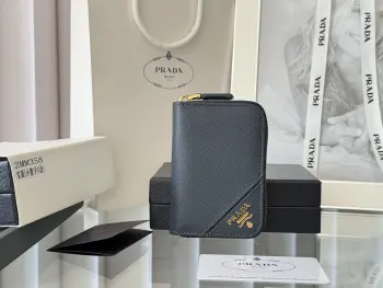 <p>Prada 十字纹男女通用卡夹拉链包</p><p>型号 2MM358 尺寸 10*8cm 原单品质 </p><p>颜色详细如图所示  独家实拍 可放包里 也可以手拿 </p><p>小巧可爱型皮具 十字纹牛皮制作</p><p>经典实用的拉链设计 内里为褶裥式卡位 方便分类收纳 夏天单独搭配手机出门或者放在小包里再合适不过 您的最佳品味之选 </p>