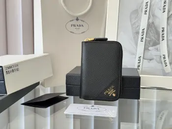 <p>Prada 十字纹男女通用卡夹拉链包</p><p>型号 2MM358 尺寸 10*8cm 原单品质 </p><p>颜色详细如图所示  独家实拍 可放包里 也可以手拿 </p><p>小巧可爱型皮具 十字纹牛皮制作</p><p>经典实用的拉链设计 内里为褶裥式卡位 方便分类收纳 夏天单独搭配手机出门或者放在小包里再合适不过 您的最佳品味之选 </p>
