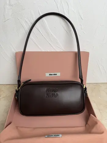 <p>新款 MIUMIU</p><p>5NE024:Miu M新品限量款麻将包 采用高品质进口小牛皮 双拼色更显复古时髦 风格简约时尚 为日常衣橱增添百搭之选 以挺括皮革设计体现品牌的年轻叛逆精神 可调节可拆卸皮革肩带 正面标志性皮革雕刻徽标 棉质缎面衬里 性价比超高</p><p>尺寸 20X10X4cm</p>