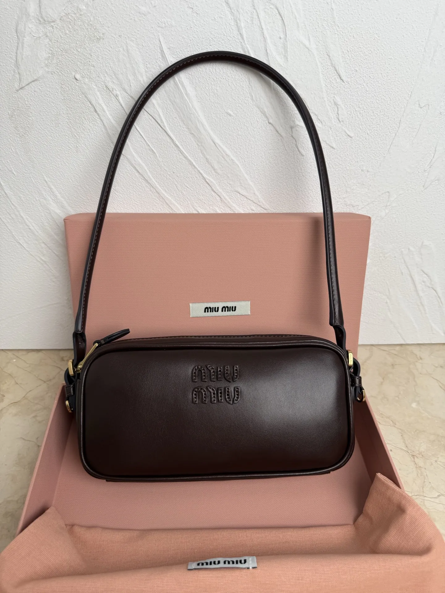 <p>新款 MIUMIU</p><p>5NE024:Miu M新品限量款麻将包 采用高品质进口小牛皮 双拼色更显复古时髦 风格简约时尚 为日常衣橱增添百搭之选 以挺括皮革设计体现品牌的年轻叛逆精神 可调节可拆卸皮革肩带 正面标志性皮革雕刻徽标 棉质缎面衬里 性价比超高</p><p>尺寸 20X10X4cm</p>
