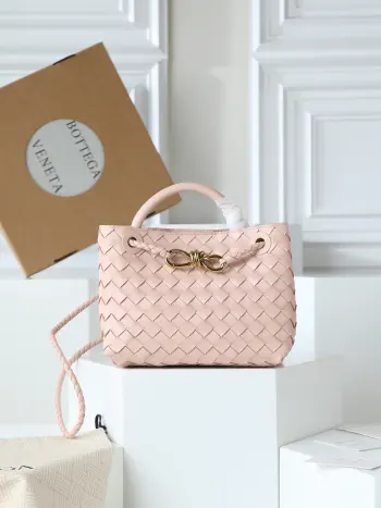 <p></p><p>BOTTEGA VENETA 2025新品女士Dustbag Notte手拿包 一经上市就很受欢迎的Dustbag出了链条款  手拿式背法让人回忆起经典包型Pouch  轻盈优雅 保留的抽绳设计可以让作为去使用 链条较长一些 很适合喜欢解放双手斜挎背的姐妹们 不论是哪种背法 都可以依据场合和当日的心情更换背法可以让整体穿搭更添时尚感  在包身上也做了加宽 正逢梅雨季节 天气炎热 内可以轻松容纳小型雨伞和水杯 内里是尼龙材质 背起来轻巧舒适 非常适合夏季使用</p><p>款号 839394</p><p>尺寸 33*19*8cm</p>
