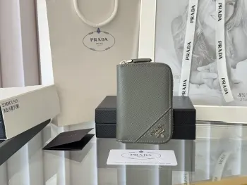 <p>Prada 十字纹男女通用卡夹拉链包</p><p>型号 2MM358 尺寸 10*8cm 原单品质 </p><p>颜色详细如图所示  独家实拍 可放包里 也可以手拿 </p><p>小巧可爱型皮具 十字纹牛皮制作</p><p>经典实用的拉链设计 内里为褶裥式卡位 方便分类收纳 夏天单独搭配手机出门或者放在小包里再合适不过 您的最佳品味之选 </p>