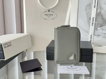 <p>Prada 十字纹男女通用卡夹拉链包</p><p>型号 2MM358 尺寸 10*8cm 原单品质 </p><p>颜色详细如图所示  独家实拍 可放包里 也可以手拿 </p><p>小巧可爱型皮具 十字纹牛皮制作</p><p>经典实用的拉链设计 内里为褶裥式卡位 方便分类收纳 夏天单独搭配手机出门或者放在小包里再合适不过 您的最佳品味之选 </p>
