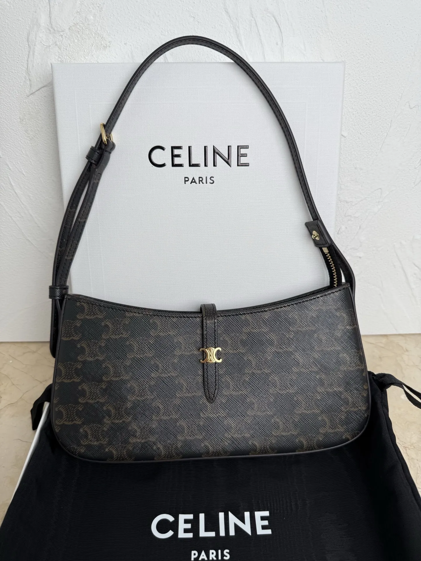 原单赛琳女包|高仿赛琳女包|精仿赛琳女包|一比一赛琳女包<p>CELINE<</p><p>TINA肩背包 老花</p><p>9.8 X 4.5 X1英寸(25 X 11.5X2.5厘米)牛皮革</p><p>羊皮革衬里金色饰面肩背和手提拉链开合皮革翻盖1个主隔层</p><p>1个内侧扁平口袋</p><p>可调节肩带 最小长度10.63英寸(27厘米) 最大长度8.66英寸(22厘米)</p><p>编号:123053</p>