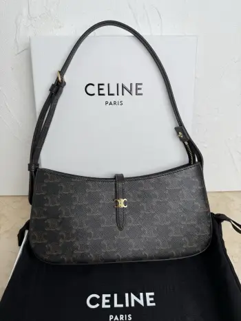 <p>460 CELINE<</p><p>TINA肩背包 老花</p><p>9.8 X 4.5 X1英寸(25 X 11.5X2.5厘米)牛皮革</p><p>羊皮革衬里金色饰面肩背和手提拉链开合皮革翻盖1个主隔层</p><p>1个内侧扁平口袋</p><p>可调节肩带 最小长度10.63英寸(27厘米) 最大长度8.66英寸(22厘米)</p><p>编号:123053</p>