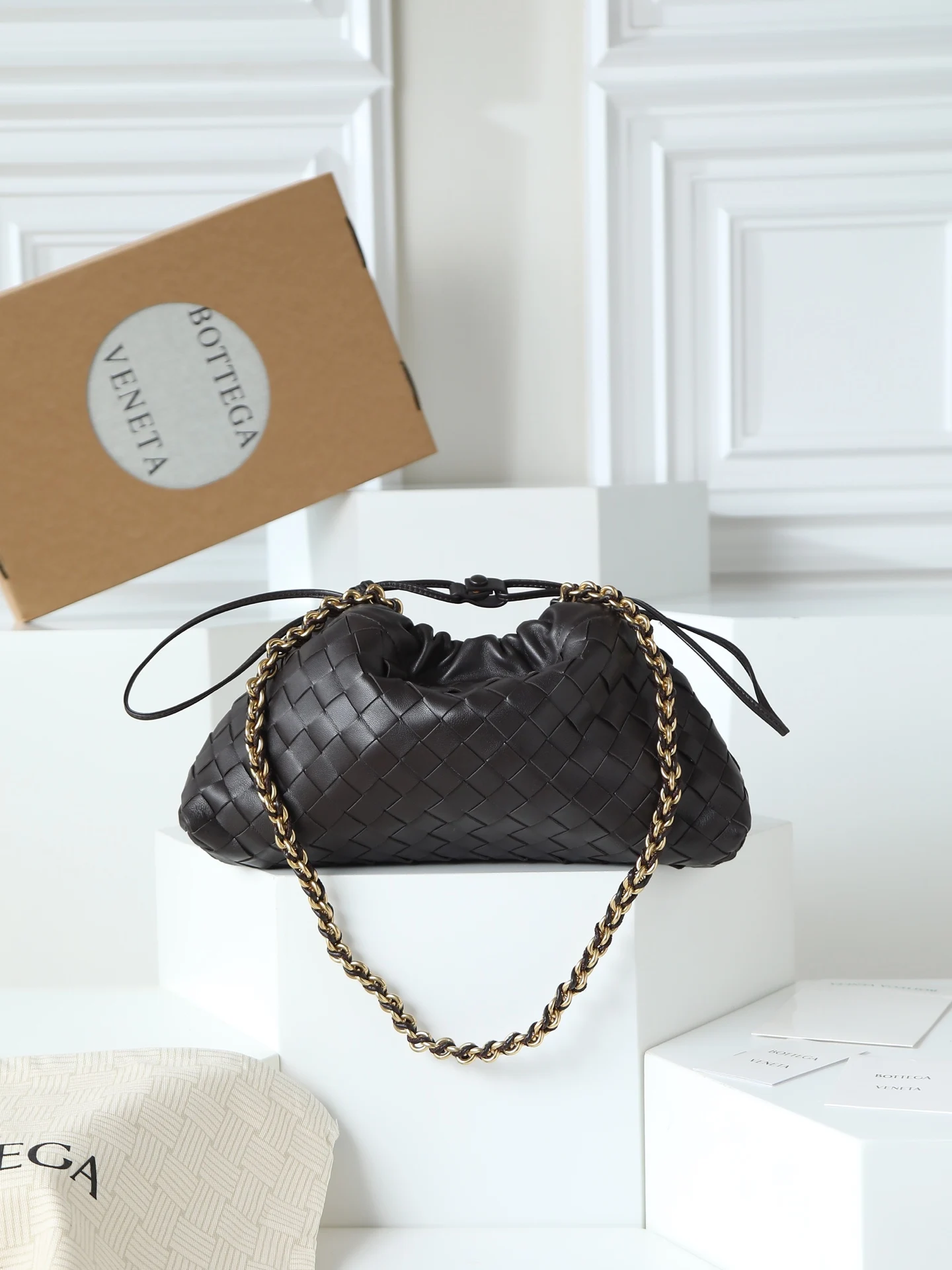 原单BV女包|高仿BV女包|精仿BV女包|一比一BV女包<p></p><p>BOTTEGA VENETA 2025新品女士Dustbag Notte手拿包 一经上市就很受欢迎的Dustbag出了链条款  手拿式背法让人回忆起经典包型Pouch  轻盈优雅 保留的抽绳设计可以让作为去使用 链条较长一些 很适合喜欢解放双手斜挎背的姐妹们 不论是哪种背法 都可以依据场合和当日的心情更换背法可以让整体穿搭更添时尚感  在包身上也做了加宽 正逢梅雨季节 天气炎热 内可以轻松容纳小型雨伞和水杯 内里是尼龙材质 背起来轻巧舒适 非常适合夏季使用</p><p>款号 839394</p><p>尺寸 33*19*8cm</p>