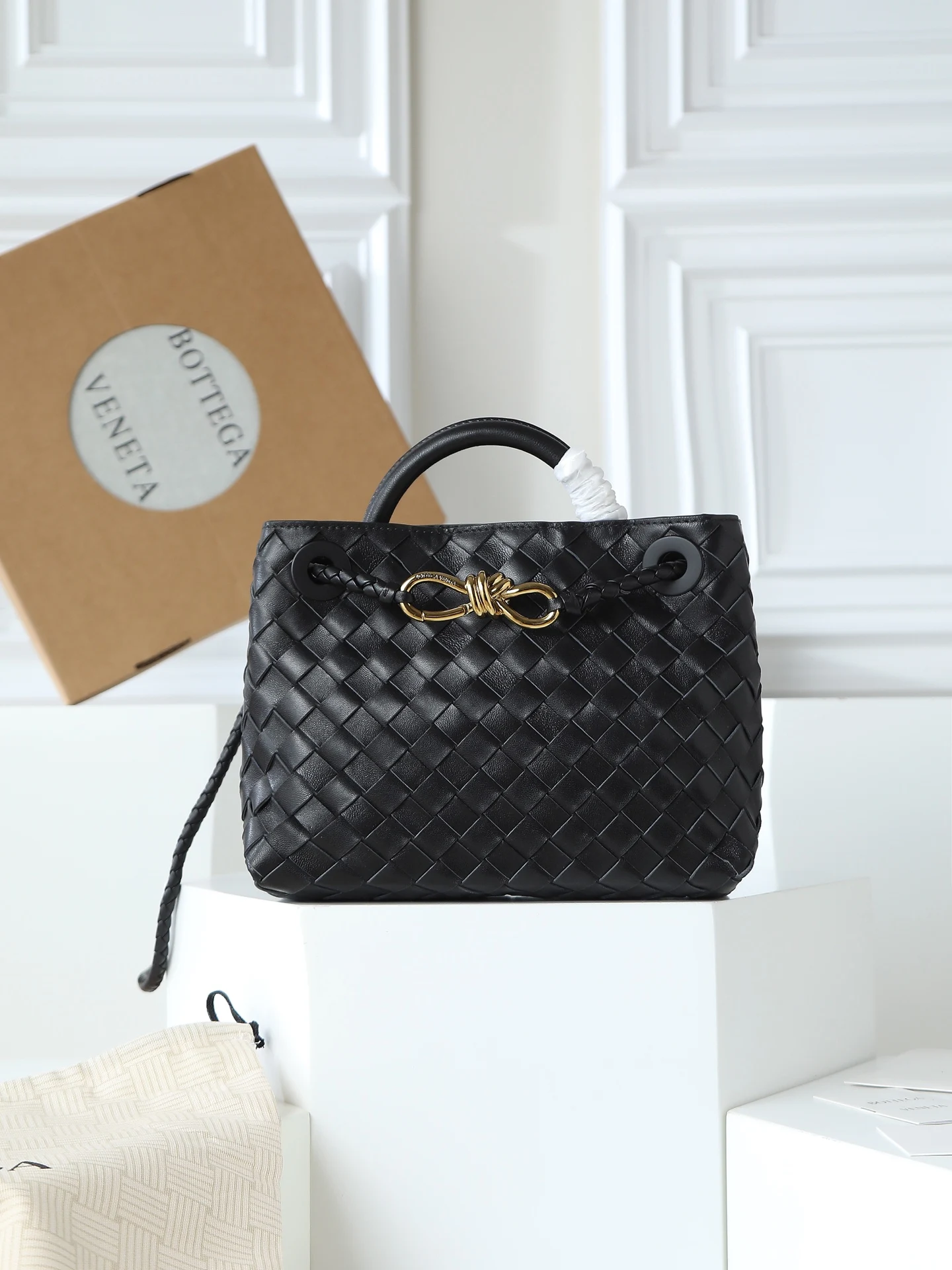 原单BV女包|高仿BV女包|精仿BV女包|一比一BV女包<p>Andiamo真的实火Bottega Veneta 本季推出的新款Andiamo编织手袋真的是火遍全球  海内外明星纷纷上身 奥斯卡影后杨紫琼都带它出街 宋佳 崔雅拉 俞飞鸿 三吉彩花 Rosie Hunting-Whiteley  吉冈里帆等等都pi过这款的包包 经典百搭很显气质 而且包包容量也很大 日常通勤非常方便  多种背法 肩带可自己调节 原厂小羊皮手感柔软细腻 中性风格的打造 打破性别界限 带来更实用 更持久的使用体验</p><p>兼具优雅与休闲风格的Andiamo完美诠释 时尚老钱风 的本貌</p><p>款号 766014</p><p>尺寸 25*22*10.5cm</p>