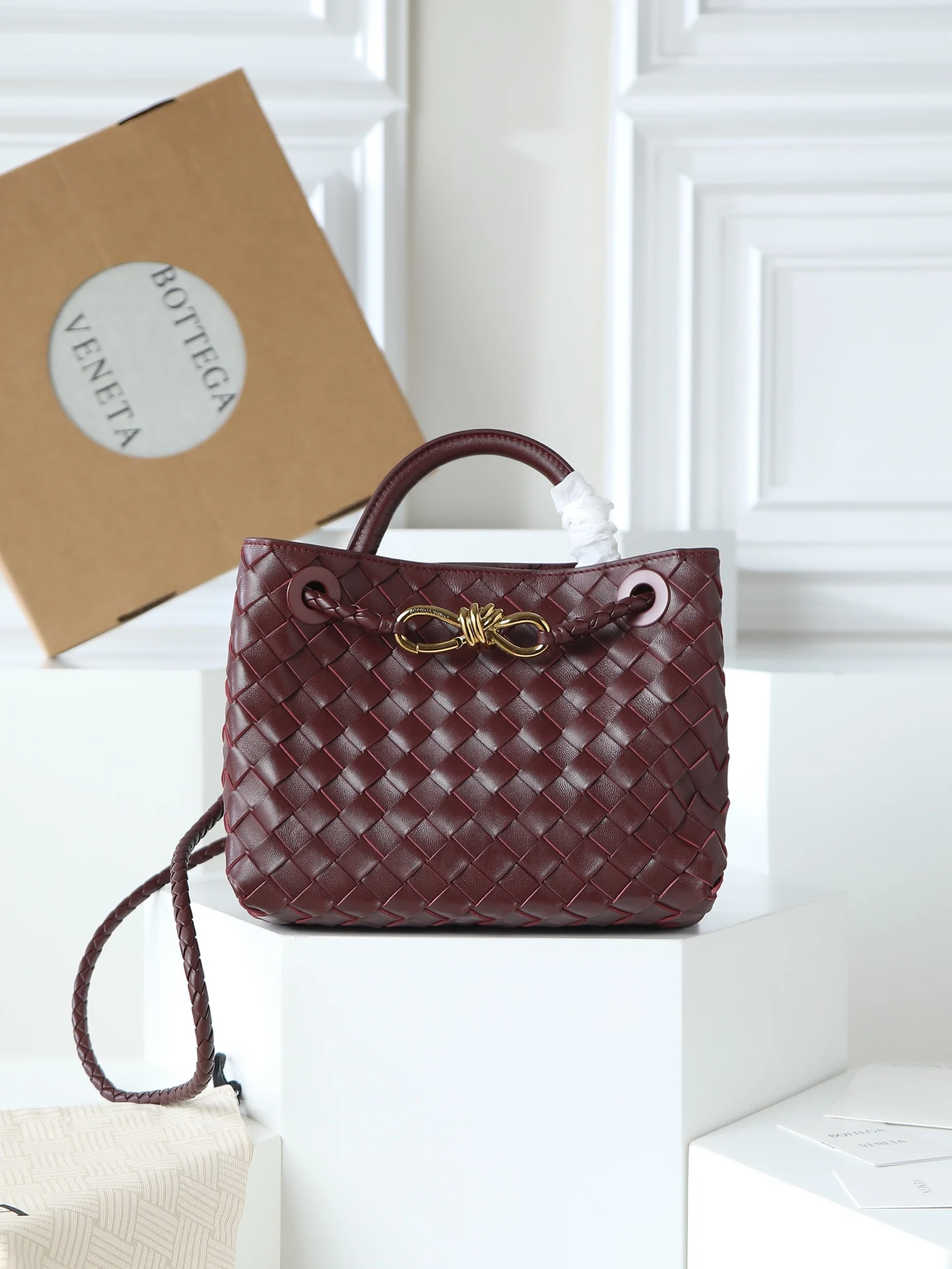 原单BV女包|高仿BV女包|精仿BV女包|一比一BV女包<p>Andiamo真的实火Bottega Veneta 本季推出的新款Andiamo编织手袋真的是火遍全球  海内外明星纷纷上身 奥斯卡影后杨紫琼都带它出街 宋佳 崔雅拉 俞飞鸿 三吉彩花 Rosie Hunting-Whiteley  吉冈里帆等等都pi过这款的包包 经典百搭很显气质 而且包包容量也很大 日常通勤非常方便  多种背法 肩带可自己调节 原厂小羊皮手感柔软细腻 中性风格的打造 打破性别界限 带来更实用 更持久的使用体验</p><p>兼具优雅与休闲风格的Andiamo完美诠释 时尚老钱风 的本貌</p><p>款号 766014</p><p>尺寸 25*22*10.5cm</p>