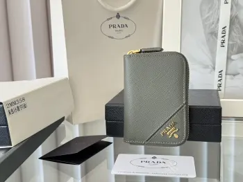 <p>Prada 十字纹男女通用卡夹拉链包</p><p>型号 2MM358 尺寸 10*8cm 原单品质 </p><p>颜色详细如图所示  独家实拍 可放包里 也可以手拿 </p><p>小巧可爱型皮具 十字纹牛皮制作</p><p>经典实用的拉链设计 内里为褶裥式卡位 方便分类收纳 夏天单独搭配手机出门或者放在小包里再合适不过 您的最佳品味之选 </p>