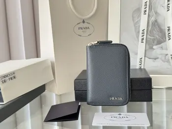 <p>Prada 十字纹男女通用卡夹拉链包</p><p>型号 2MM358 尺寸 10*8cm 原单品质 </p><p>颜色详细如图所示  独家实拍 可放包里 也可以手拿 </p><p>小巧可爱型皮具 十字纹牛皮制作</p><p>经典实用的拉链设计 内里为褶裥式卡位 方便分类收纳 夏天单独搭配手机出门或者放在小包里再合适不过 您的最佳品味之选 </p>