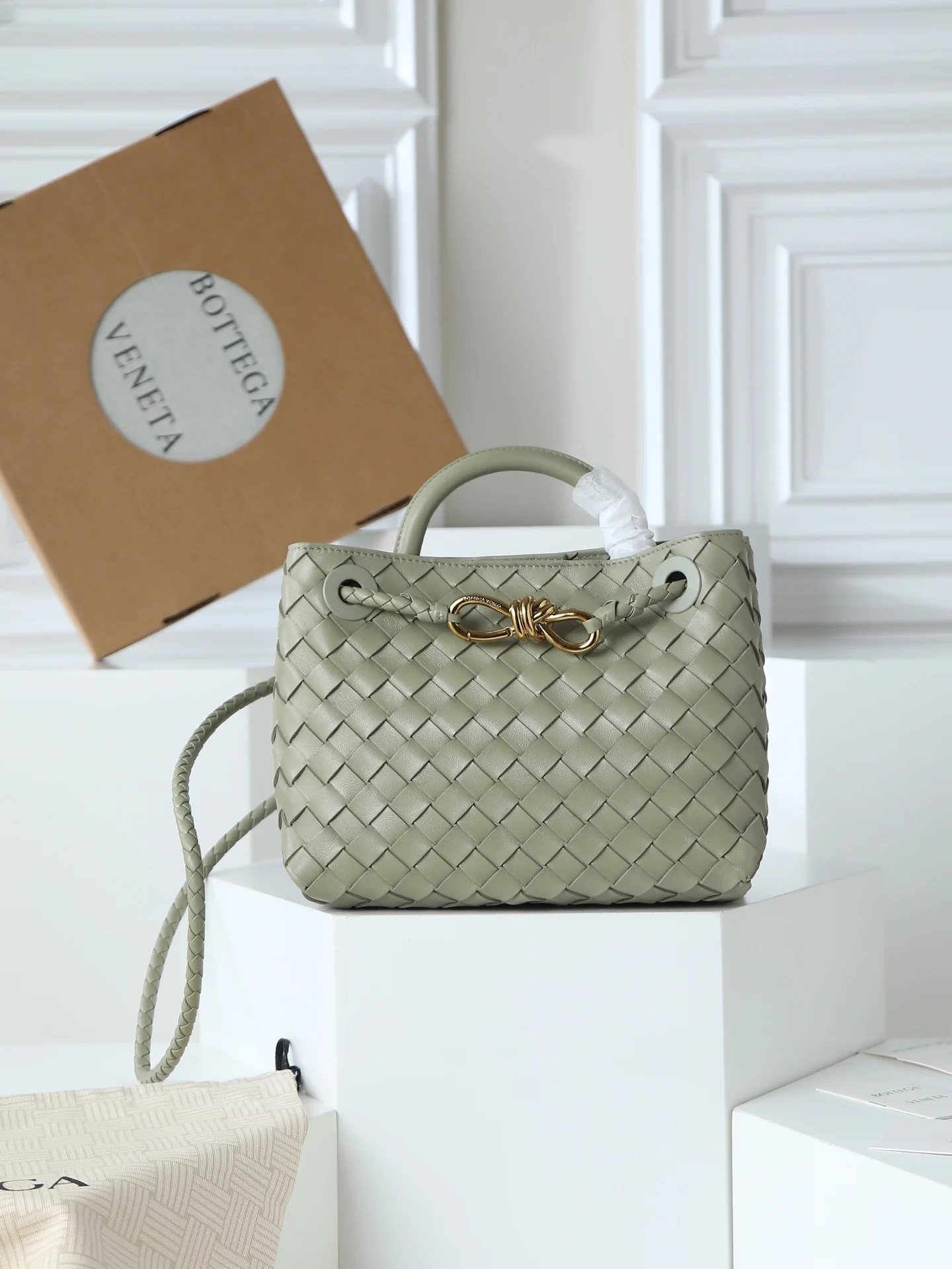 原单BV女包|高仿BV女包|精仿BV女包|一比一BV女包<p>Andiamo真的实火Bottega Veneta 本季推出的新款Andiamo编织手袋真的是火遍全球  海内外明星纷纷上身 奥斯卡影后杨紫琼都带它出街 宋佳 崔雅拉 俞飞鸿 三吉彩花 Rosie Hunting-Whiteley  吉冈里帆等等都pi过这款的包包 经典百搭很显气质 而且包包容量也很大 日常通勤非常方便  多种背法 肩带可自己调节 原厂小羊皮手感柔软细腻 中性风格的打造 打破性别界限 带来更实用 更持久的使用体验</p><p>兼具优雅与休闲风格的Andiamo完美诠释 时尚老钱风 的本貌</p><p>款号 766014</p><p>尺寸 25*22*10.5cm</p>