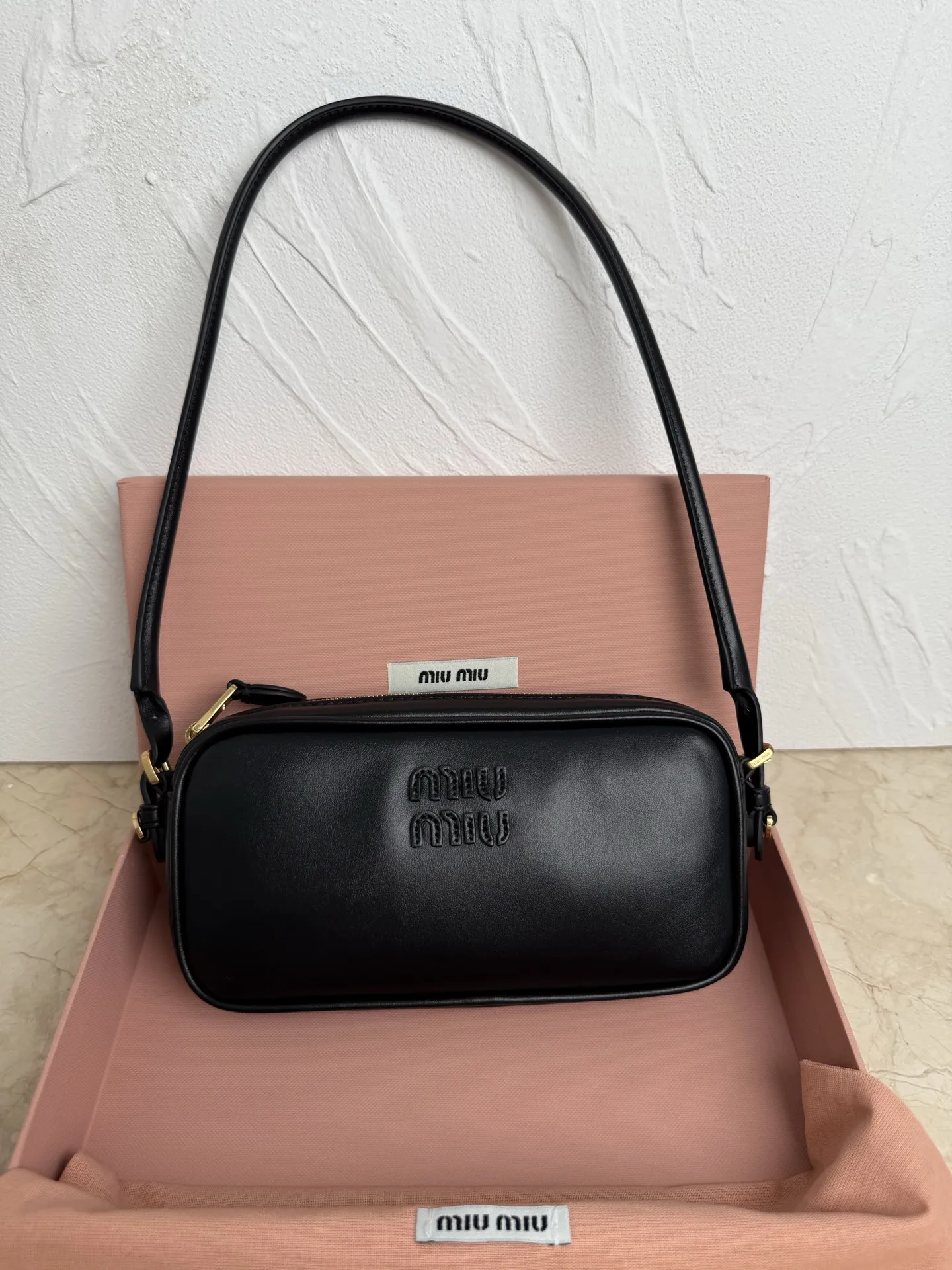 <p>新款 MIUMIU</p><p>5NE024:Miu M新品限量款麻将包 采用高品质进口小牛皮 双拼色更显复古时髦 风格简约时尚 为日常衣橱增添百搭之选 以挺括皮革设计体现品牌的年轻叛逆精神 可调节可拆卸皮革肩带 正面标志性皮革雕刻徽标 棉质缎面衬里 性价比超高</p><p>尺寸 20X10X4cm</p>