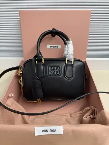 <p> 型号:5BB123牛黑 </p><p>尺寸:19X13X6</p><p>材质:进口牛皮</p><p>  too pretty保龄球手袋 采用进口小牛皮经典品牌标志性Matelasse纹理绣花 复古磨砂五金 保留了应有的俏皮感 包型整体硬挺有型 充满个性 可甜可盐 容量可光 各大时尚搏主几乎人手一个 火爆程度不亚于之前的MiWander </p>