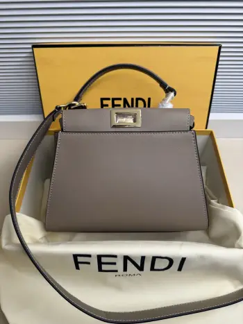 <p></p><p>新出Fendipeekaboo FENDIPeekaboo 躲貓貓 顯女士高贵優雅!可手提可斜跨 质感确实很优秀单手柄的设计又非常显贵 再加上不错的实用性 各方面表现的分数都很高!能一路发展成一只超级经典包款 确实是实至名归!容量对于平时出门来说已经很够用了!</p><p>尺寸 23.18.12cm</p><p>款号 0226</p>