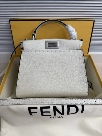 <p> </p><p>FENDI  PEEKABOO</p><p>      采用七层油边涂抹工艺配合手工缝制蜡线 皮纹清晰有质感 越用越柔软的t0go 历经岁月之后更有味道23-12-18</p><p>款号 8BN266</p>