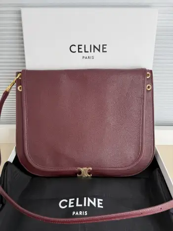 <p>CELINE Besace 松弛大包 </p><p>Soft Triomphe Besace  </p><p>随时松弛下来的大包 还是黑色酷酷啦[亲一个R]</p><p>时髦黑金 刷新对大包重量认知啦  </p><p>亮泽小羊皮 材质轻便这一块很稳了[看R]</p><p>  尺寸 35x25x13cm  </p><p>型号  123632</p>