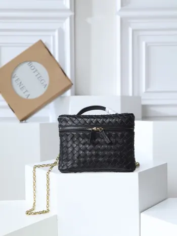 <p>BOTTEGA VENETA2025新品女士小号Soft Vanity包 采用经典Intrecciato编织技法 传承经典之作 环扣设计 轻盈的金属链条让您搭配起来高级感满满 链子    能卸 当也行哦 参加活动妥妥的优雅小包 包身整体柔软如棉花糖般 可轻易揉捏 呈现皮质强劲的韧度与高级感  羊皮的触感实在太让人惊艳 捏起来治愈极了 对小包完全没有抵抗力啊   </p><p>款号 843800</p><p>尺寸 19*14*3cm</p>