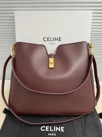 <p>p</p><p>CAMILLE 16 SOFT中号光滑牛皮革手袋</p><p>14.2 X 11.6 X 2.8英寸 36 X 29.5 X 7厘米 </p><p>本款型可装下IPAD等智能平板电脑</p><p>牛皮革</p><p>羊皮革衬里</p><p>斜挎和肩背</p><p>旋转锁扣开合</p><p>1个主隔层</p><p>1个内侧拉链口袋</p><p>1条可拆卸手提/肩背肩带 长度9.8英寸 25厘米 </p><p>1条可拆卸和可调节肩带 适合斜挎 最小长度16.5英寸 42厘米  最大长度19英寸 48厘米 </p><p>编号 119563FX9.03PA</p>