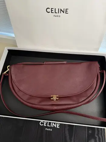 <p>Soft Triomphe Halfmoon 半月包时髦住啦 </p><p>CELINE 26SPRING 半月包 </p><p>时髦还是异形包咯 大容量可以腋下 单肩[亲一个R]</p><p>喜欢亮泽的皮质 材质是亮泽小羊皮哦</p><p>蛮轻便的 极简利落的廓形 秋冬搭配时髦感手拿把掐 </p><p>尺寸 46×19×10 </p><p>型号 124142</p>
