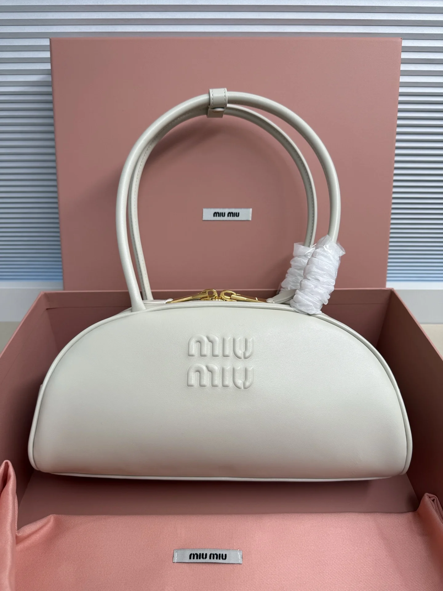 <p>Miu家秀款饺子包 官网主推 今年绝对爆 款式 采用进口小牛皮 时尚半圆设计 包身精致立体有型 风格百变 适配度很高 日常出行怎么搭都好看 正面标志性金属logo标 可拆卸可调节皮革长肩带 棉质缎面衬里拉链袋和贴袋 众多明星网红同款 大号5BB193	尺寸13,5x30x13cm      	</p>