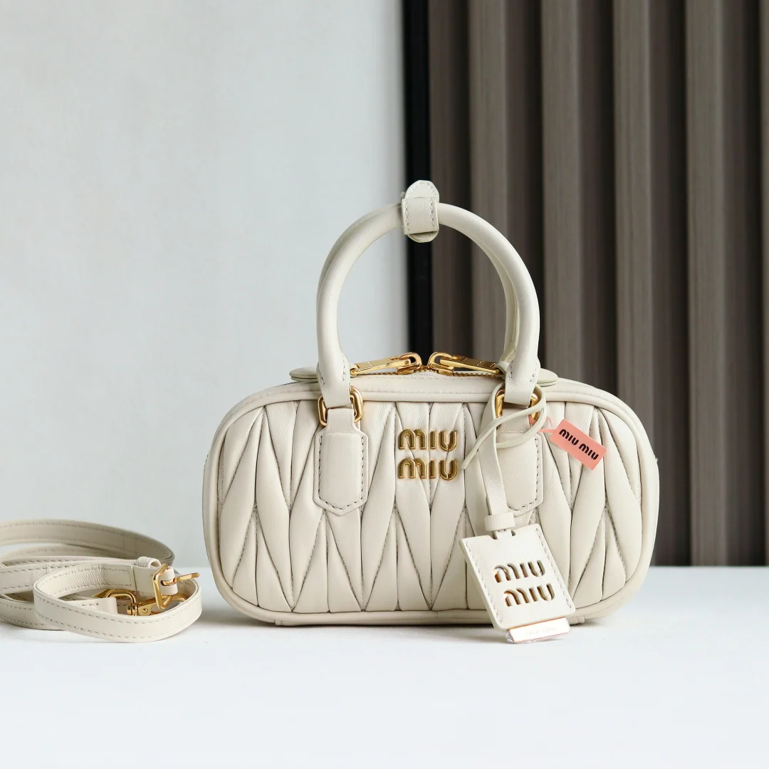 原单MIUMIU女包|高仿MIUMIU女包|精仿MIUMIU女包|一比一MIUMIU女包<p> 特级五金原厂皮 Arcadie Matelasse羊皮革迷你(19cm)保龄球手提包/斜挎包</p><p>这款手提包采用Matelasse工艺 立体纹理与精致质感为经典廓形带来全新演绎 正面字母徽标与金属五金件巧妙呼应 精致做工卓尔不凡 彰显极具辨识度的经典格调 动感优雅线条搭配可调式可拆卸肩带 呈现富有现代魅力的实用百搭设计 </p><p> 可拆卸可调式肩带</p><p> 拉链开合</p><p> 带衬里贴袋</p><p>尺寸:W19×H10×D5cm</p><p>型号  5BP088</p>
