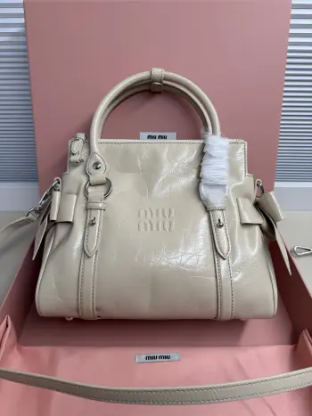 <p>Miu Miu 26SS RIBBON 早春手袋 经典 一看到就想到miu初代的经典 当一对翅膀决定同时栖落在 历史与此刻的肩头 真正的经典永远在时间的两端同时生长中古银扣锁着未褪的鎏金梦 硬壳机车包型+蝴蝶结 这两个八杆子打不着的关系撞在一起 居然毫无违和感 有点机车有点可爱 甜和飒同时拉满 自重很轻 亮面牛皮革材质</p><p>型号 5BA327</p><p>尺寸 28*15*22cm70</p>