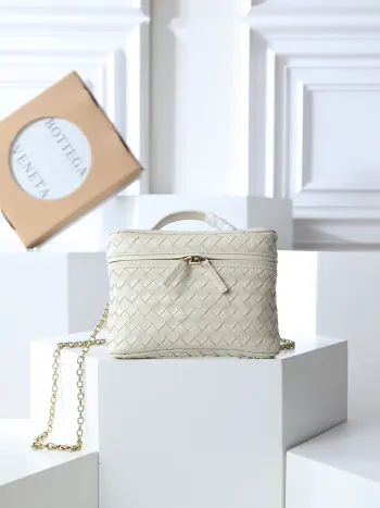 <p>BOTTEGA VENETA2025新品女士小号Soft Vanity包 采用经典Intrecciato编织技法 传承经典之作 环扣设计 轻盈的金属链条让您搭配起来高级感满满 链子    能卸 当也行哦 参加活动妥妥的优雅小包 包身整体柔软如棉花糖般 可轻易揉捏 呈现皮质强劲的韧度与高级感  羊皮的触感实在太让人惊艳 捏起来治愈极了 对小包完全没有抵抗力啊   </p><p>款号 843800</p><p>尺寸 19*14*3cm</p>