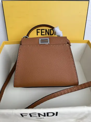 <p></p><p>FENDI  PEEKABOO</p><p>      采用七层油边涂抹工艺配合手工缝制蜡线 皮纹清晰有质感 越用越柔软的t0go 历经岁月之后更有味道 23-12-18</p><p>款号 8BN266</p>
